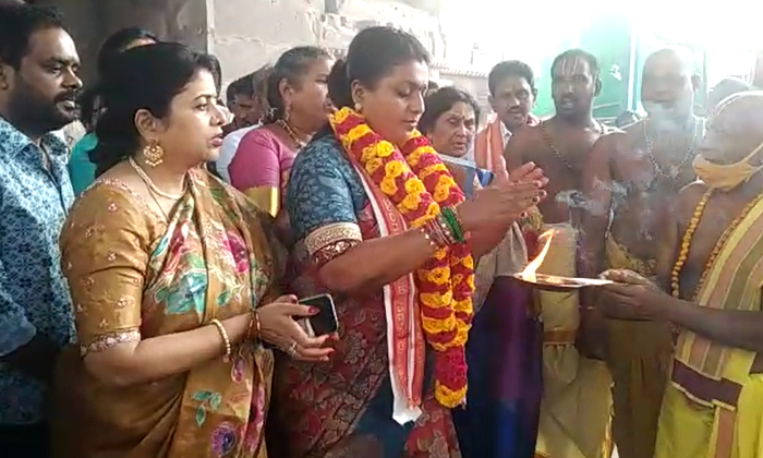  Mangalagiri Shri Lakshminarasimhaswamy Visited By Youth Department Matyulu Rk Ro-TeluguStop.com