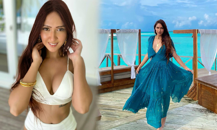 Model Krissann Barretto Oozing Hotness In These New Valubul Pictures-telugu Actress Photos Model Krissann Barretto Oozin High Resolution Photo