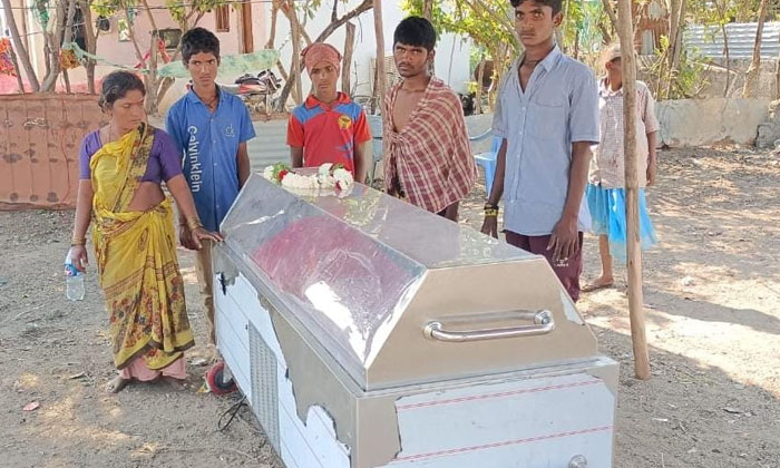  A Dalit Family Without Own House Till Death, Munugodu Mandal , Dalit Family ,  O-TeluguStop.com