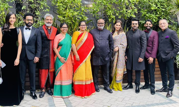 My Child Along With Me Is Happy To Receive This Honour Upasana My Child Along , My Child Along With Me Is Happy To Receive This Honour Upasana My Child Along ,-TeluguStop.com