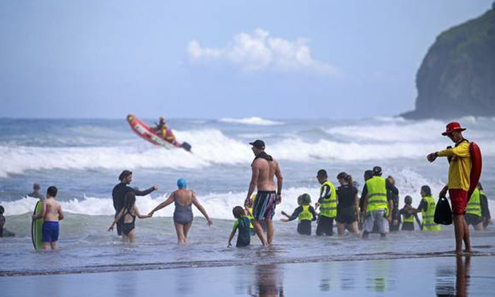  Two Gujarat Men Drown Off At New Zealand Piha Beach Details, Two Gujarat Men, Me-TeluguStop.com
