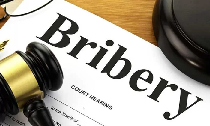  Two Indian Workers In Singapore Fined For Taking Bribes , Maheshwaran M Ratina S-TeluguStop.com