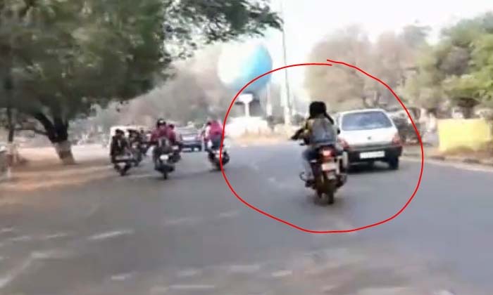  Unable To Stop, The Couple Who Got Angry On The Bike Were Booked Across The Poli-TeluguStop.com