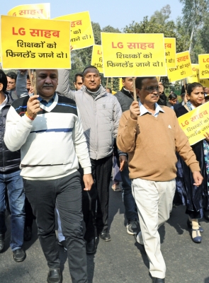 Aap Mlas March Towards L-g's Office Aap Mlas March Towards L-g's Office-TeluguStop.com