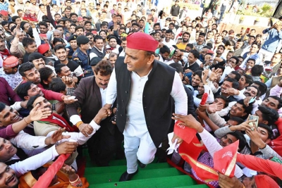  Aggressive Akhilesh Takes To The Streets To Refurbish His 'twitter Chhaap' Leade-TeluguStop.com