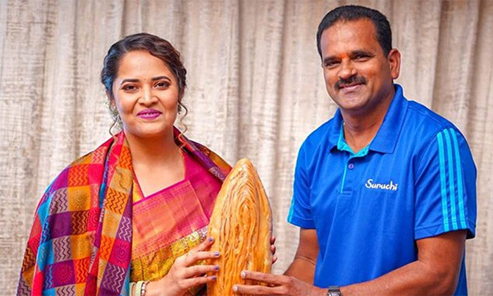 anchor-anasuya-honored-with-bahubali-kaa