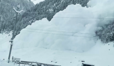  Avalanche Damages Workshop In J&k's Sonamarg Hill Station-TeluguStop.com