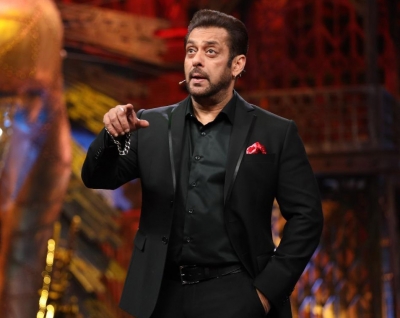 'bigg Boss 16': Salman Gives Trademark Bracelet To Bharti, Haarsh's Son 'gola'-TeluguStop.com