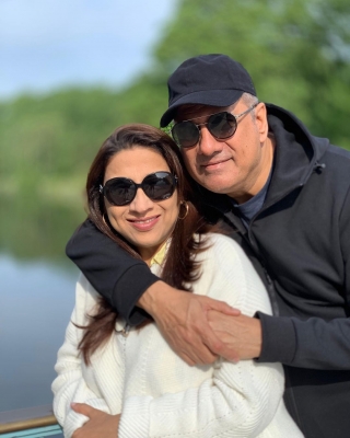  Boman Irani Marks 38th Wedding Anniversary With Pictures With Wife Zenobia-TeluguStop.com