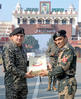  Bsf Jawans Exchange Sweets With Pak Rangers On Republic Day-TeluguStop.com
