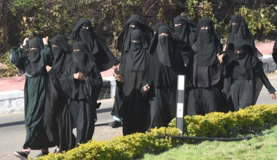  Burqa-clad Girls Stopped From Entering Up College-TeluguStop.com