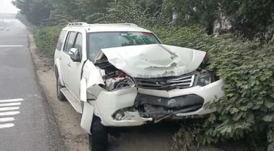  Car Collides With Ambulance On Greater Noida Expressway, 2 Injured-TeluguStop.com