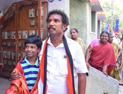  Dmk Legislator Conducts Door-to-door Meeting Of Voters In Constituency-TeluguStop.com