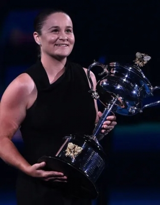  Former No.1 Ashleigh Barty Reunites With Australian Open Trophy-TeluguStop.com