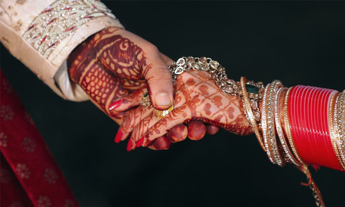  Gujarat Nri Woman Eloped And Married Driver Details, Gujarat ,nri Woman, Eloped-TeluguStop.com