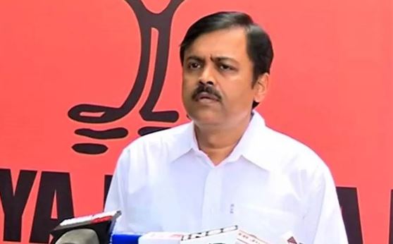  Bjp's Distance From Family Parties.. Mp Gvl Comments-TeluguStop.com