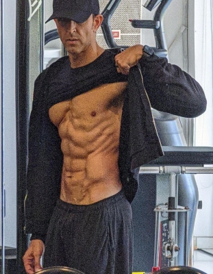  Hrithik Flaunts Six Pack Abs As He Steps Into 2023-TeluguStop.com