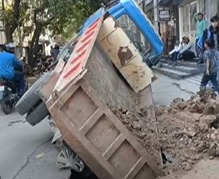  Breaking: Crooked Road In Hyderabad Once Again... Locals Are Worried-TeluguStop.com