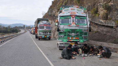 Jammu-srinagar Highway Closed Due To Shooting Stones Jammu-srinagar Highway Closed Due To Shooting Stones-TeluguStop.com