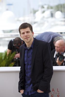 Jesse Eisenberg Opens Up On Being Uncomfortable While Filming Sex Scenes Jesse Eisenberg Opens Up On Being Uncomfortable While Filming Sex Scenes-TeluguStop.com