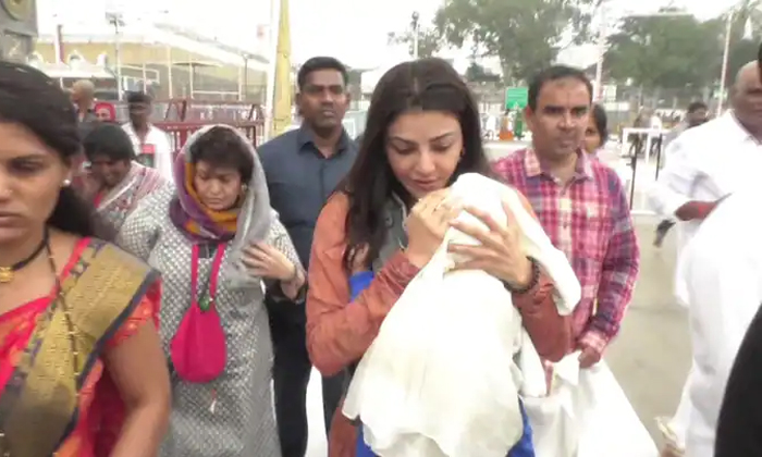  Kajal Aggarwal Visits Tirumala Temple With Her Son Details, Kajal Aggarwal, Tiru-TeluguStop.com