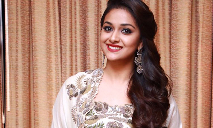 Keerthy Sureshs Heart Is Full Of Gold Heroine Distributed Gold Coins To 130 Peop Keerthy Sureshs Heart Is Full Of Gold Heroine Distributed Gold Coins To 130 Peop-TeluguStop.com