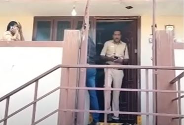 Daylight Robbery In Pithapuram Of Kakinada District Daylight Robbery In Pithapuram Of Kakinada District-TeluguStop.com