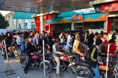  Long Queues At Petrol Pumps Across Pakistan-TeluguStop.com