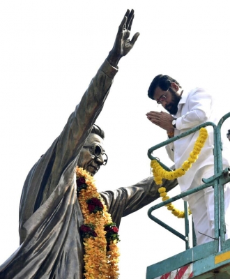  Maha: Portrait Of Balasaheb Thackeray Unveiled At Vidhan Bhavan-TeluguStop.com