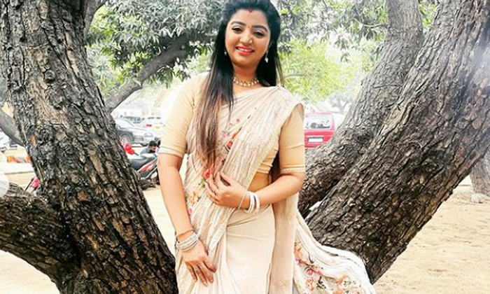  Mahalakshmi Climbed A Tree And Had A Photo Shoot Netizens Comment That She Is Li-TeluguStop.com