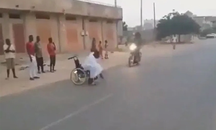  Man Pretends To Be Physically Handicapped Exposed Details, Prank , Viral Latest,-TeluguStop.com