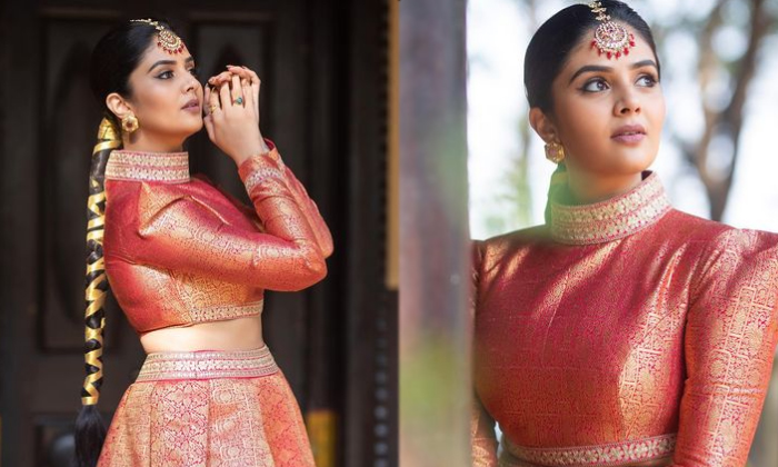  Netizens Comments On Anchro Sreemukhi Latest Pics Viral Details, Netizens Commen-TeluguStop.com