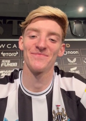 Newcastle Seal Signing Of Everton Winger Gordon Newcastle Seal Signing Of Everton Winger Gordon-TeluguStop.com