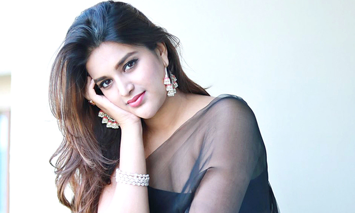  Nidhi Agarwal Unlucky Went Out With Pawan Kalyan Hari Hara Veeramallu Movie ,paw-TeluguStop.com