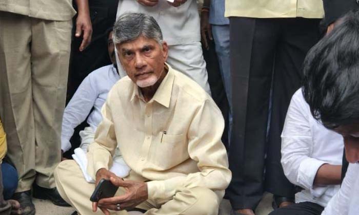  Chandrababu Is Protesting On The Road In A Kuppam,tdp, Chandrababu, Kuppam, Cha-TeluguStop.com