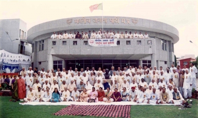  Photo Of Bjp's 1996 National Executive, Held In Bhopal Office Razed Last Week, S-TeluguStop.com