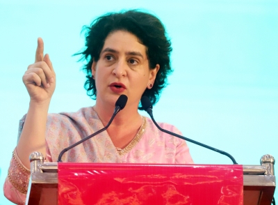  Priyanka Gandhi Promises Rs 2,000 To Every Woman Household Head In K'taka-TeluguStop.com