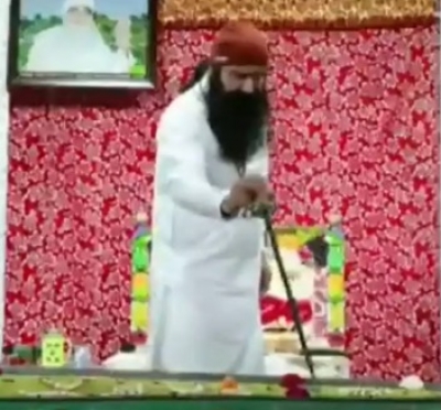 Ram Rahim Cuts Cake With A Sword To Celebrate His Parole Ram Rahim Cuts Cake With A Sword To Celebrate His Parole-TeluguStop.com