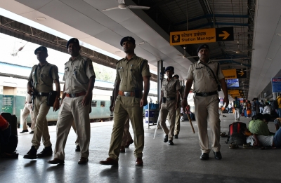 Rpf Catches Over 1200 Transgenders For Creating Nuisance In Trains Rpf Catches Over 1200 Transgenders For Creating Nuisance In Trains-TeluguStop.com