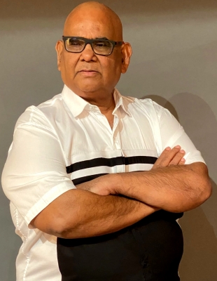  Satish Kaushik Reveals How Javed Akhtar Would Praise Bazmee's Scripts-TeluguStop.com