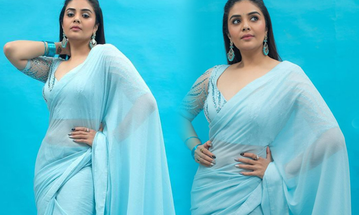  Sreemukhi In A Blue Sari Without Looking Away The Netizen Who Was Shocked By Tha-TeluguStop.com