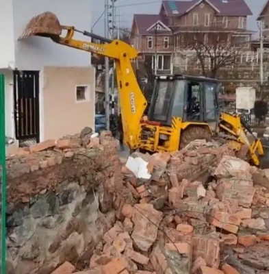  Structure Raised By Former J&k Minister’s Wife Demolished-TeluguStop.com
