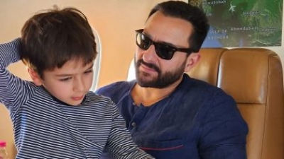  Taimur Poses With Father Saif In New Aeroplane Pics-TeluguStop.com
