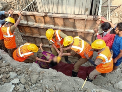  Thane: Woman Ragpicker Crushed Under Falling Metro Pillar Metal Plate-TeluguStop.com