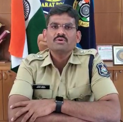  Two Cops Held For Smuggling Liquor In Gujarat's Sabarkantha-TeluguStop.com