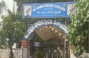  Daughter Attack On Father.. Incident In Visakhapatnam-TeluguStop.com