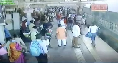  Woman Rpf Constable Saves Woman From Coming Under Train In Maha-TeluguStop.com