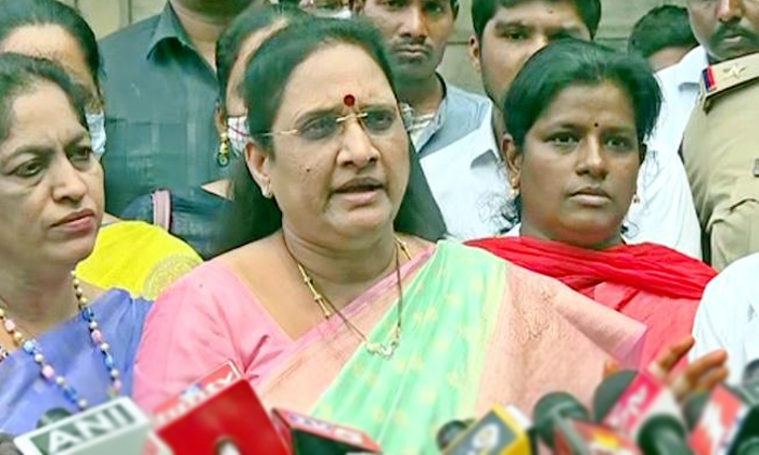  Women Commission Chair Person Vasireddy Padma Visits Victims Of Chandrababu Gunt-TeluguStop.com