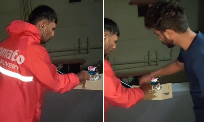  Youth Make Zomato Delivery Boy To Cut New Year Cake Video Viral Details, Viral N-TeluguStop.com