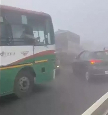 15 Vehicles Collide On Delhi-meerut E-way Due To Fog-TeluguStop.com